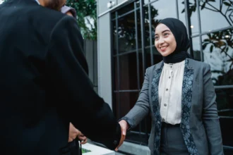 keunggulan arbitrase dibanding persidangan
